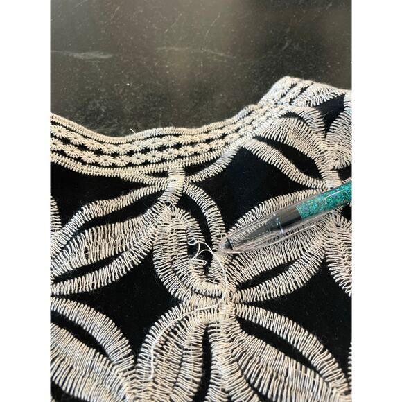 Solitaire 1X black white  scalloped embroidered tunic - Picture 8 of 10